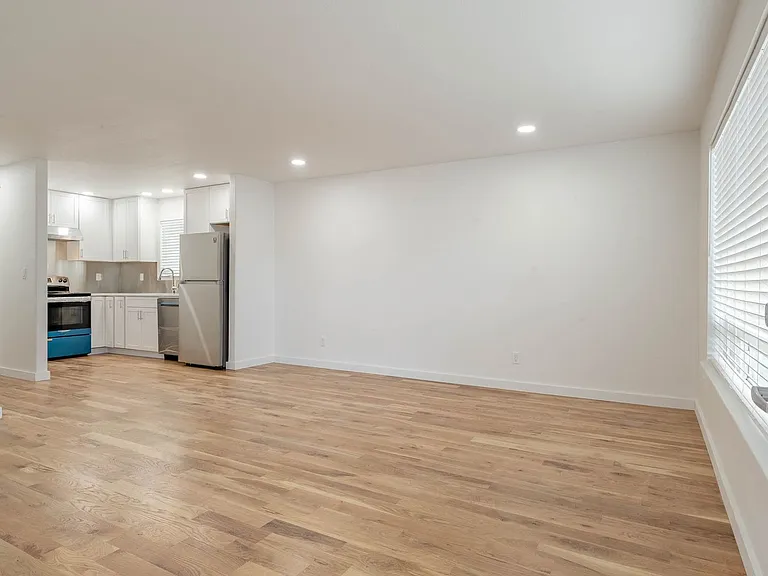 928 NW Spring St — Photo 19