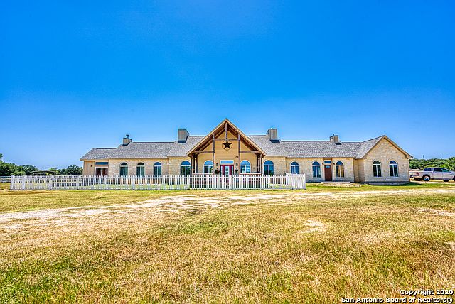 1st image of 135 Whispering Oaks Dr