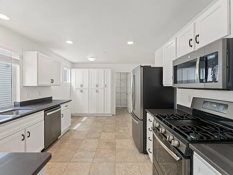 2429 Tolmie Ave — Photo 9