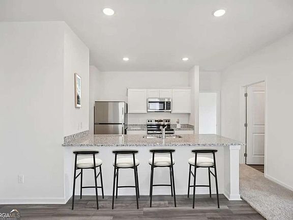 3rd image of 13 Crescent Blvd