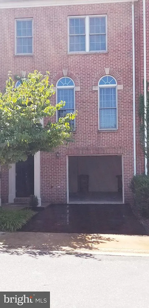 4 bed, 3.5 bath, 2204 sqft, $3,799 — Photo 3