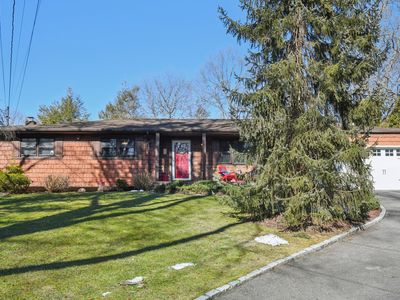 111 Lone Oak Path, Smithtown, NY, 11787