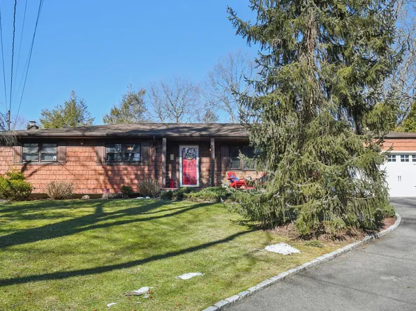 111 Lone Oak Path, Smithtown, NY 11787