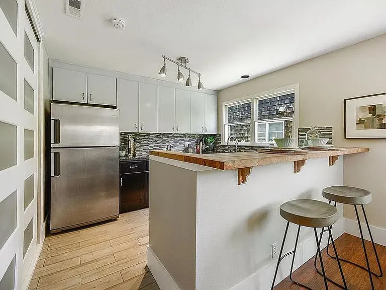 552 Centre Ct — Photo 3
