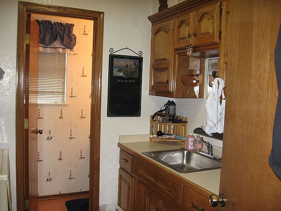 Large utility room w/sink