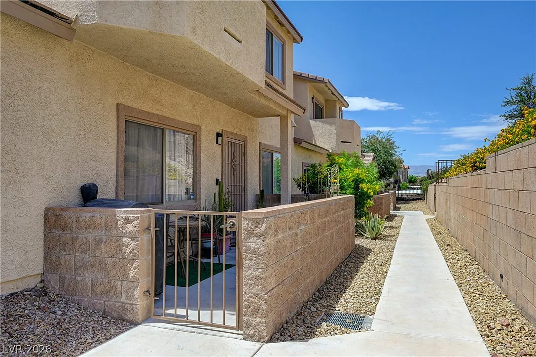 3 bed, 2.5 bath, 1826 sqft, $2,100 — Photo 2