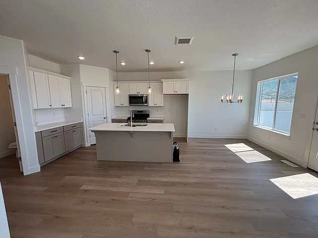 Building Photo - 4702 S Alder Dr