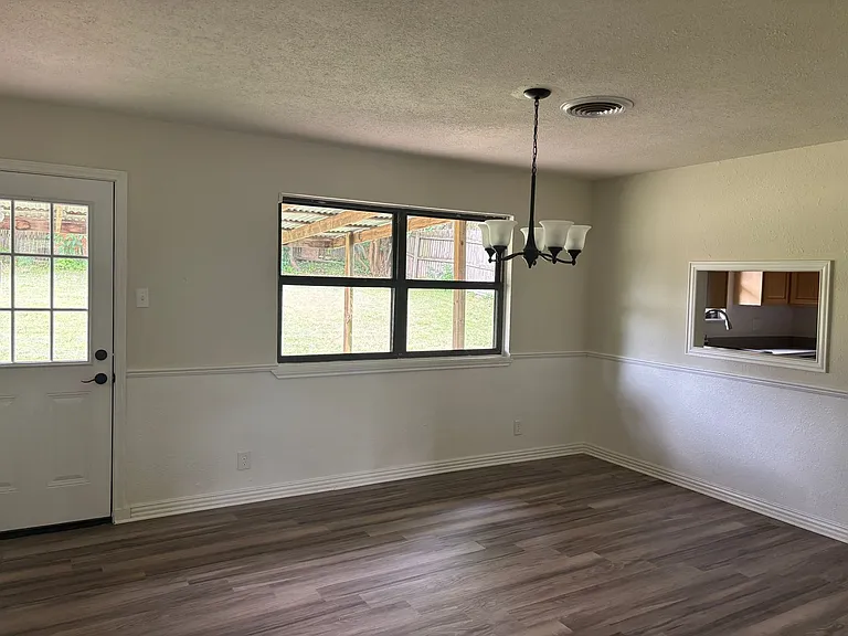 217 Ross Ave — Photo 4