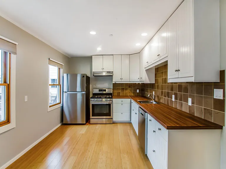881 Dolores St — Photo 2