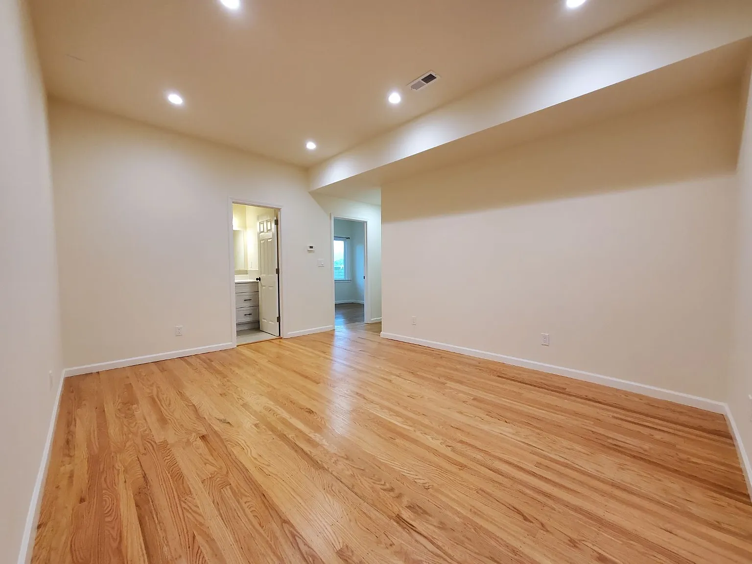 4 bed, 2.5 bath, $11,500 — Photo 4