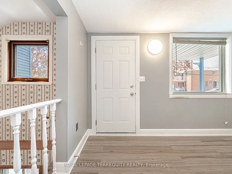 16 Royal Ave — Photo 4