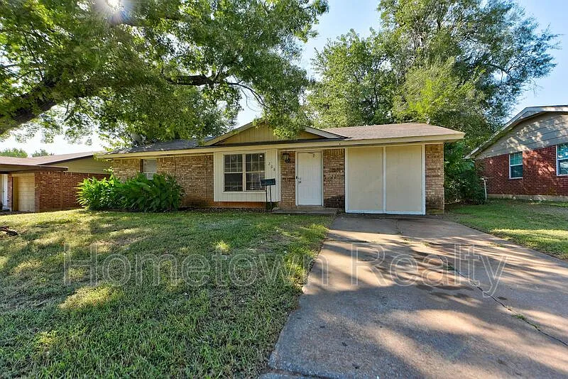 3 bed, 1.0 bath, 891 sqft, $1,099 — Photo 2