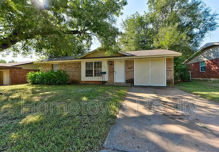 208 W Shadywood Dr — Photo 2