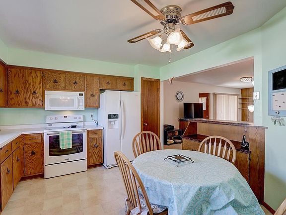 4th image of 433 W James Dr