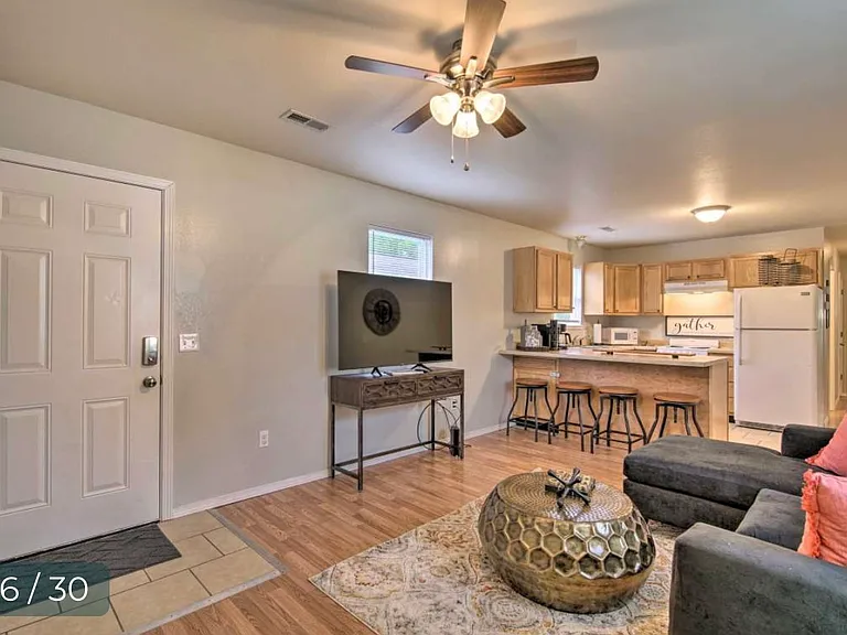 916 Renfrow St — Photo 2
