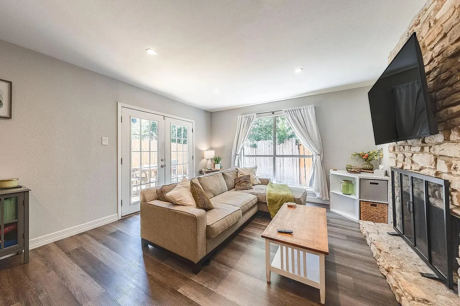 3 bed, 2.0 bath, 1256 sqft, $1,650 — Photo 3