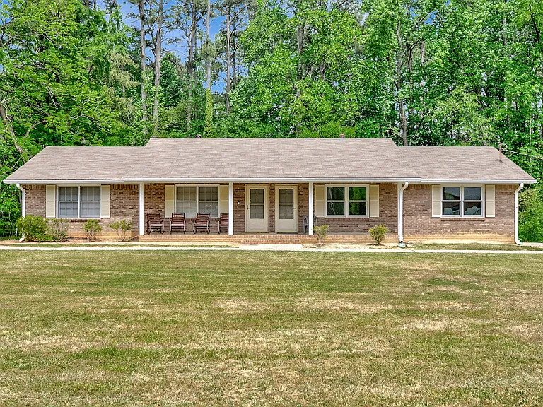 200 Meadowbrook Ct #B — Photo 2