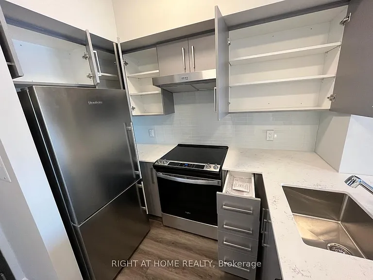 15 Queen St S #1713 — Photo 4