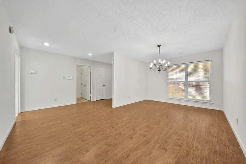 3 bed, 2.0 bath, 2353 sqft, $2,290 — Photo 4