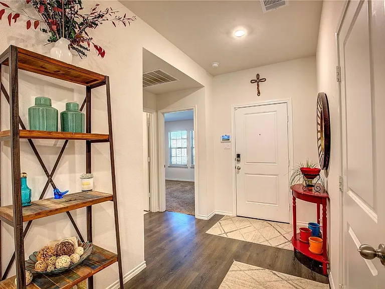 1004 Basswood Ln — Photo 9