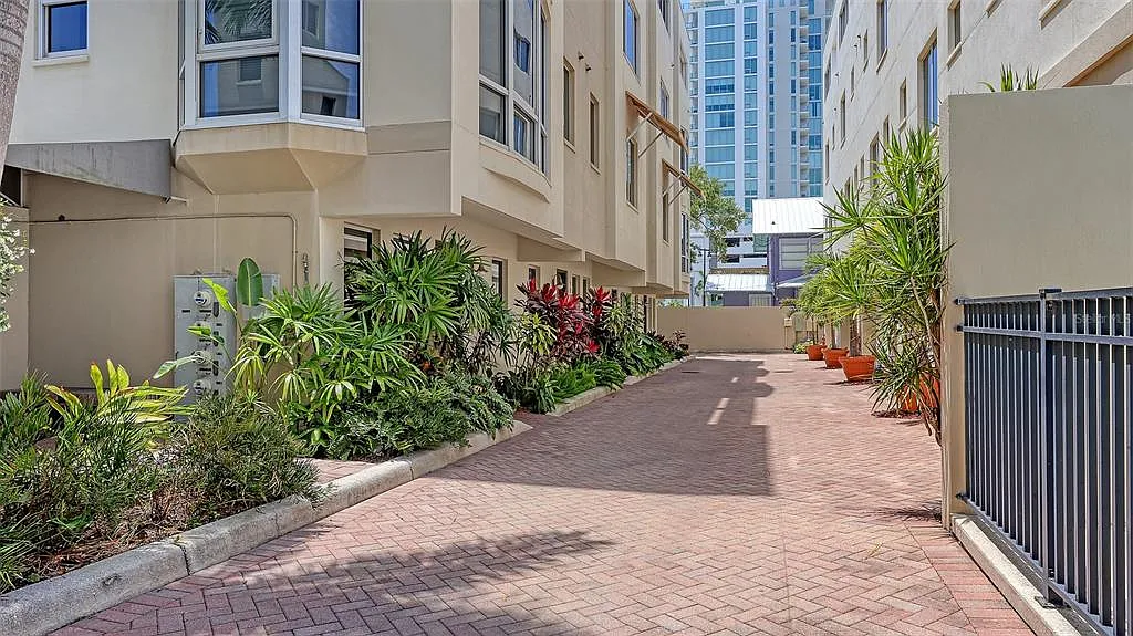 2 bed, 3.5 bath, 2093 sqft, $4,650 — Photo 3