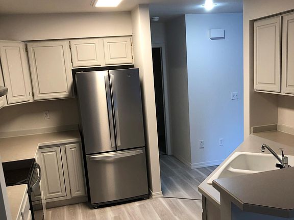 2nd image of 3610 Broadwater St #106
