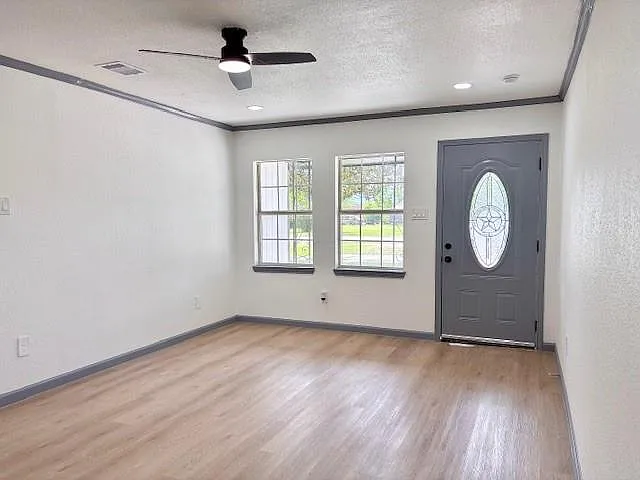 3 bed, 1.0 bath, 1076 sqft, $2,050 — Photo 3