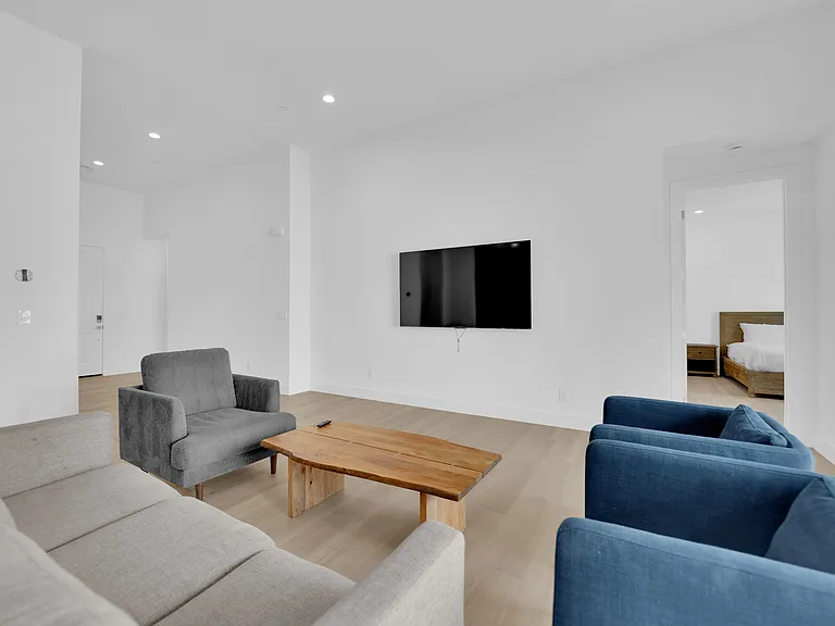 323 Robledo St — Photo 8