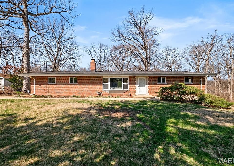 1st image of 15 Oakwood Ln