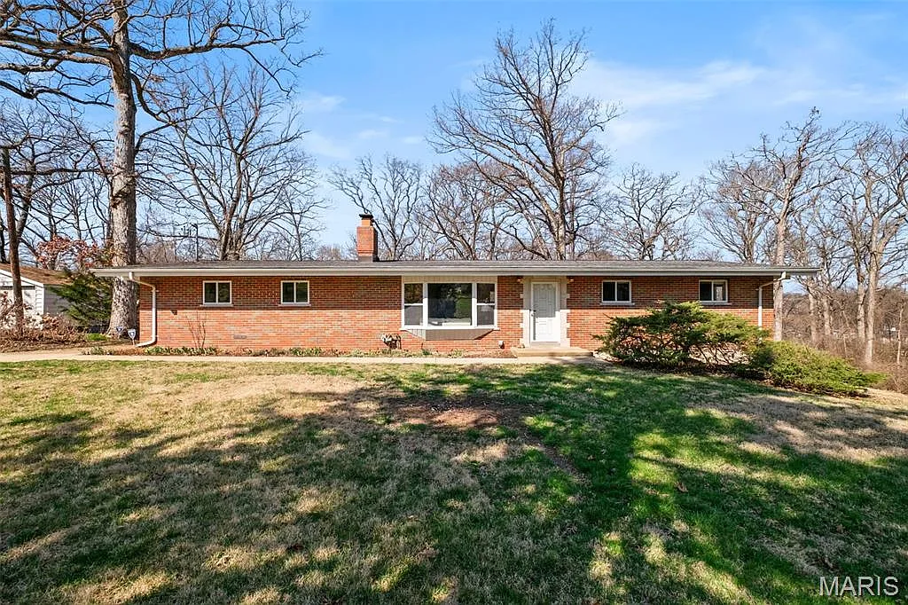 15 Oakwood Ln photo 1