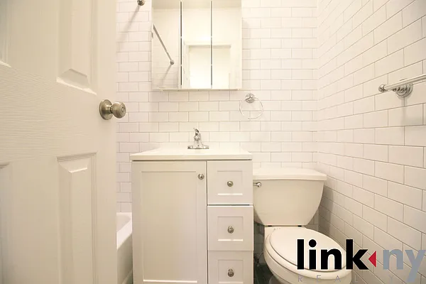 Rented by Link NY Realty | media 9