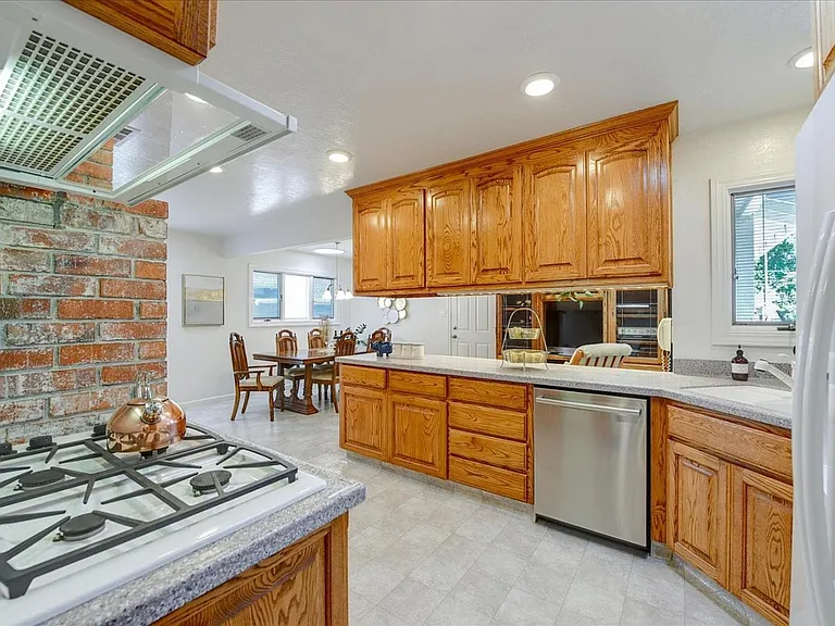 1053 Belvedere Ln — Photo 4