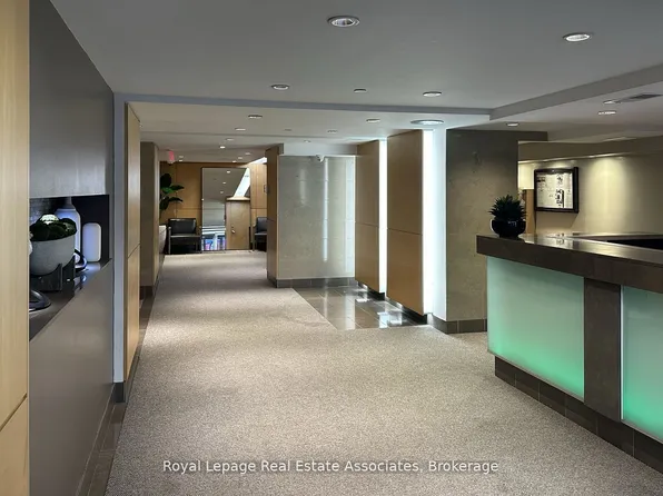 220 Victoria St #1904, Toronto, ON M5B 2R6