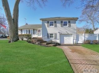 211 Grover Ave W, Massapequa Park, NY 11762