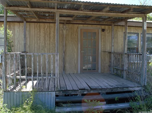 211 Crockett St, Utopia, TX 78884
