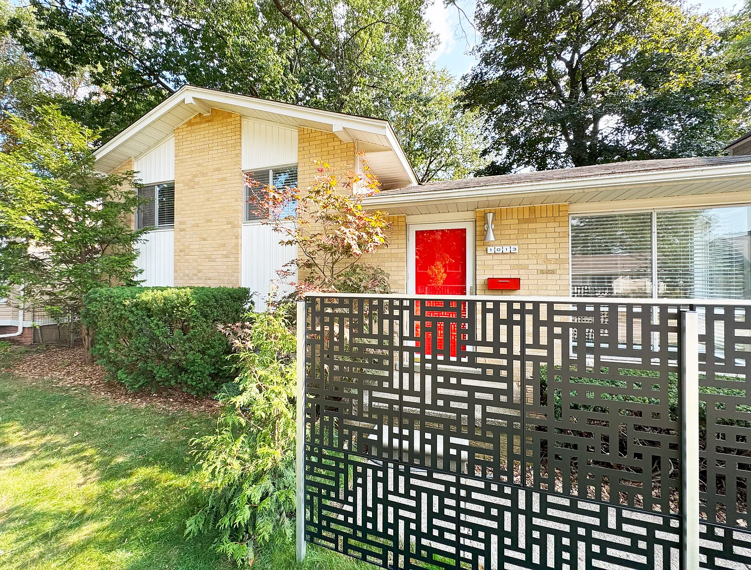 1013 Lawndale Dr photo 1