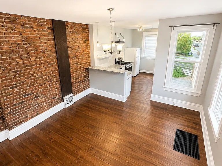 390 E Whittier St — Photo 11