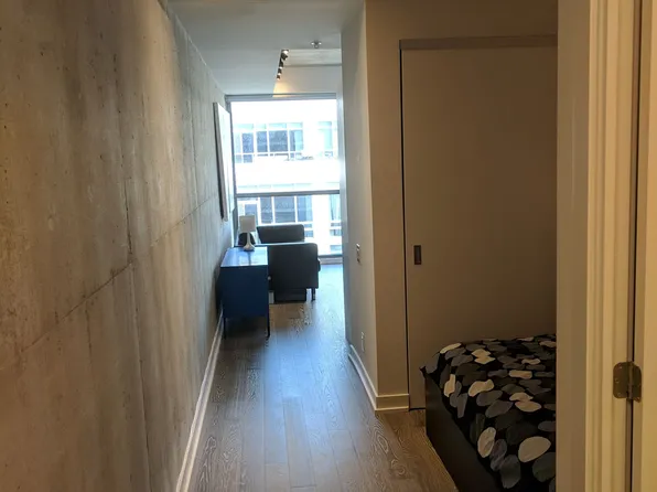 39 Brant St #912, Toronto, ON M5V 0M8