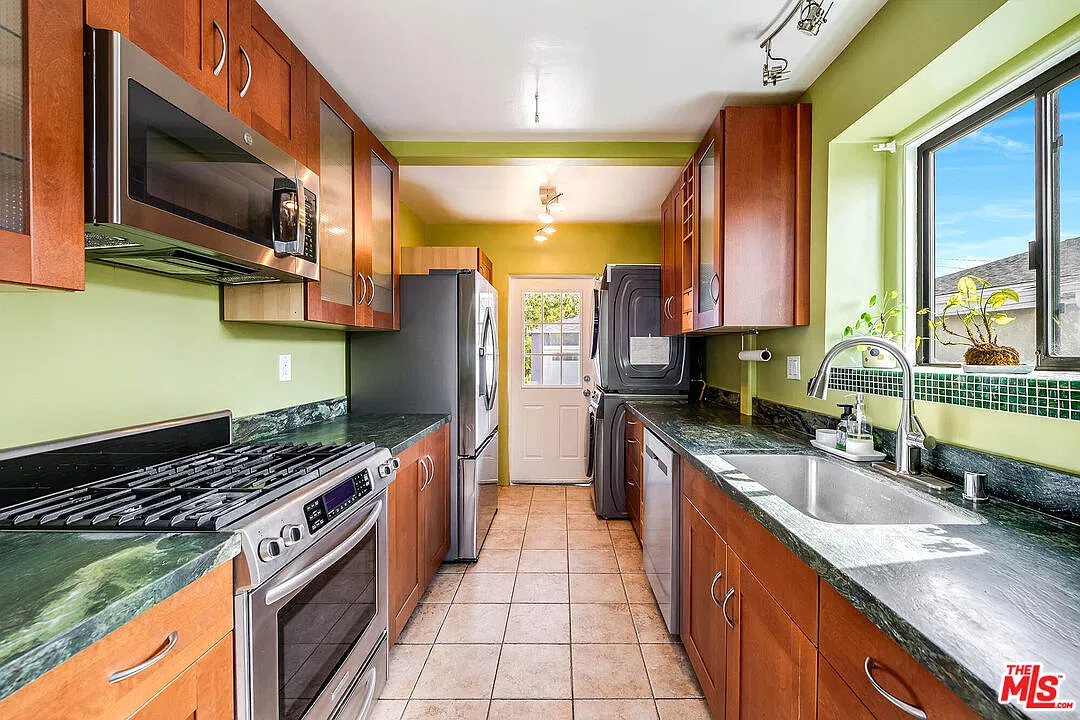3 bed, 2.0 bath, 1335 sqft, $5,495 — Photo 4