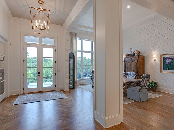 3rd image of 310 Lionheart Way