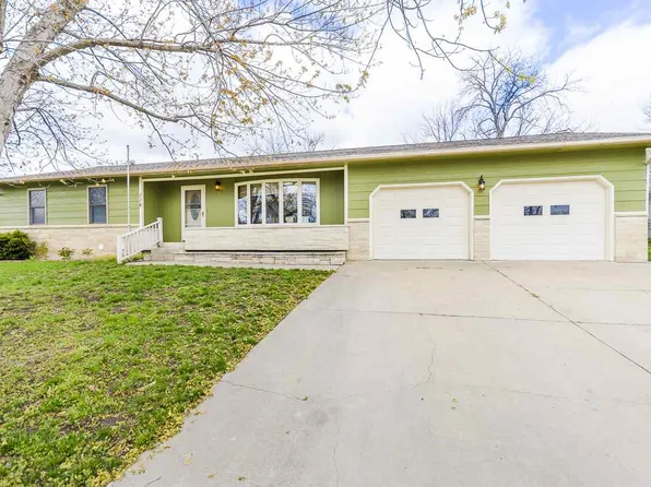 116 Riverview Dr, Wamego, KS 66547