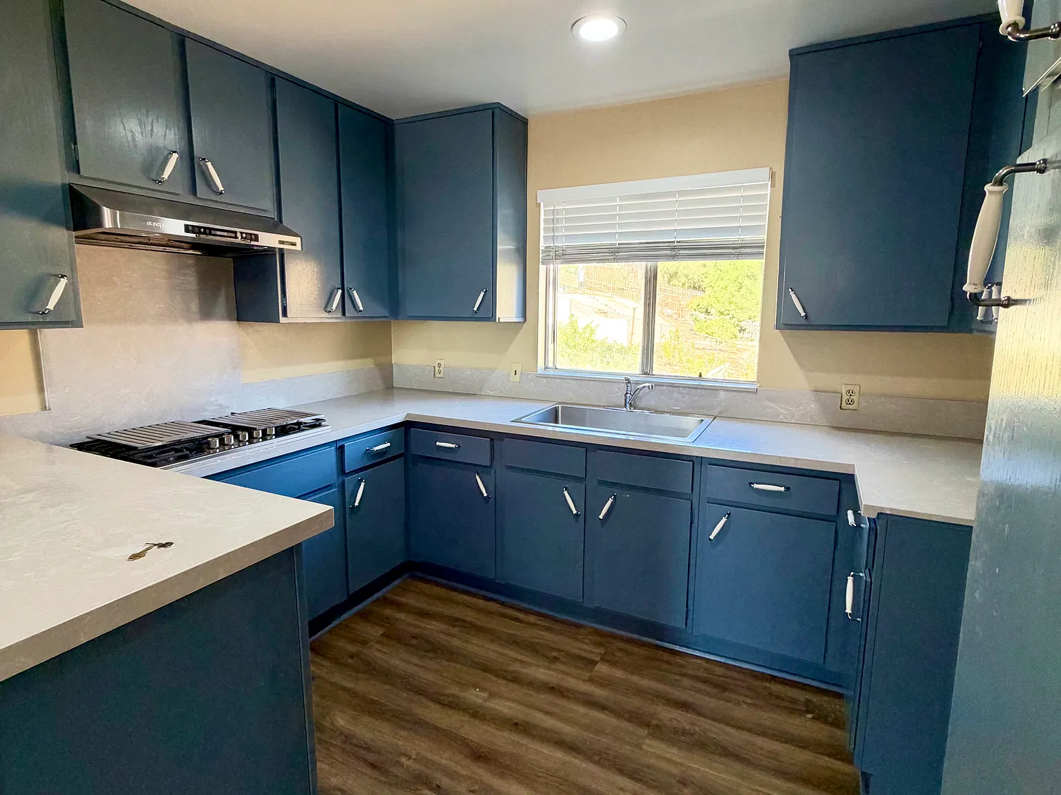 2 bed, 700 sqft, $2,280 — Photo 2
