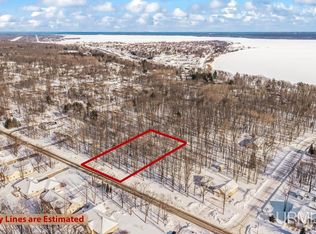 57 Tipperary Rd, Gladstone, MI 49837