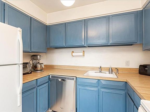 3rd image of 1260 N York St APT 501
