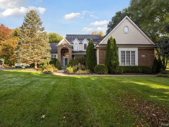 7622 Setters Pointe Dr, Brighton, MI 48116