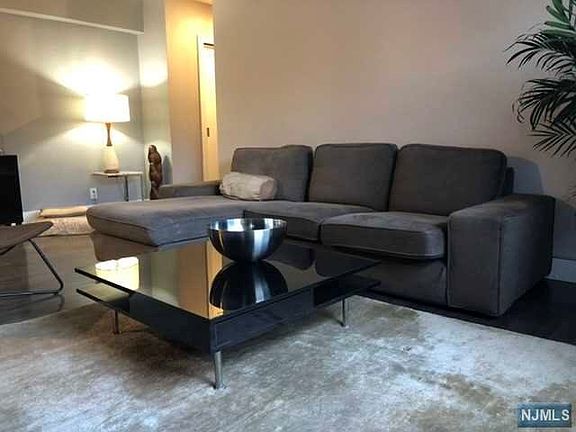4th image of 410 Park Pl APT 2B