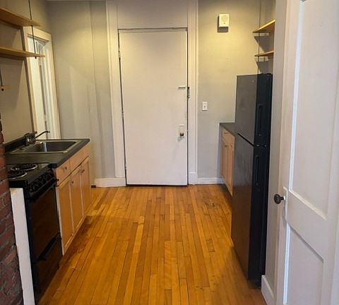5th image of 93 Maine St #111