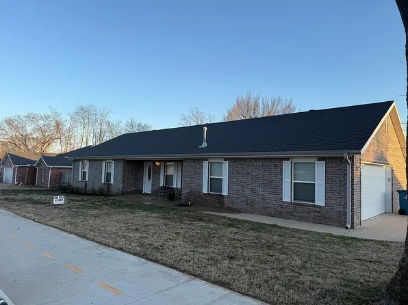 553 Dallas St SW, Gravette, AR 72736