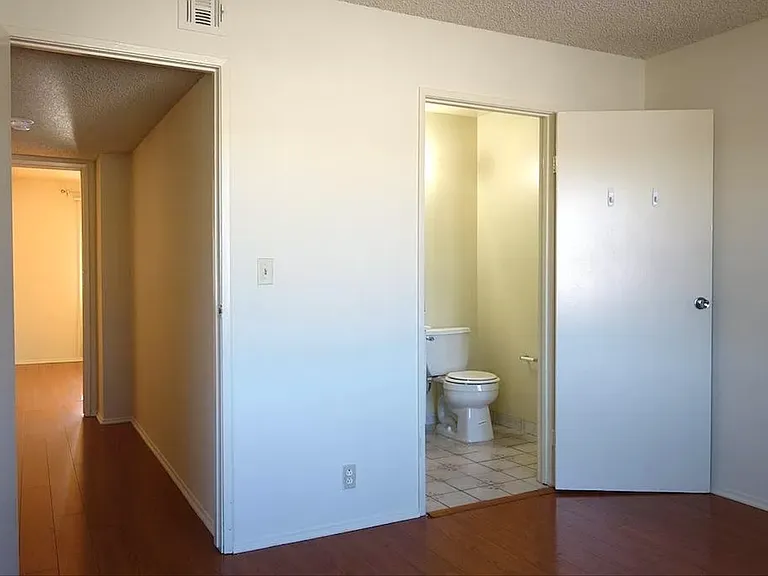 4521 Prospect Ave #3 — Photo 2