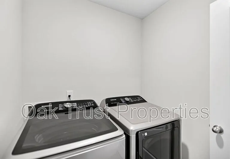 147 Cloverleaf St — Photo 23